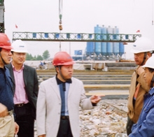       圖為學(xué)院畢業(yè)生韋世國(guó)副局長(zhǎng)（左一）、學(xué)院畢業(yè)生九泰公司 總經(jīng)理關(guān)和平（中）在施工現(xiàn)場(chǎng)